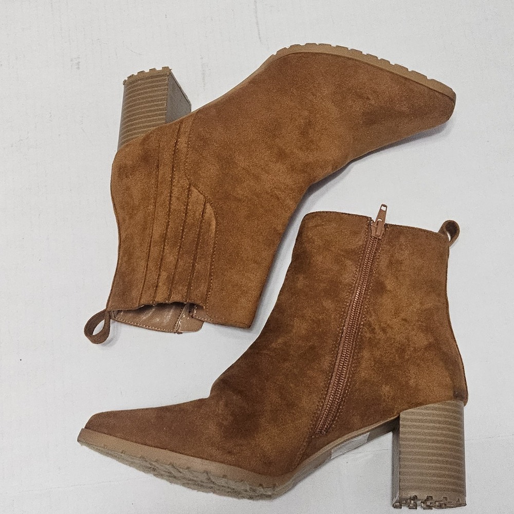 Maurices Alexa Finger Gore Mini Lug Ankle Boots Womens‎ 8.5M Side Zip Faux Suede